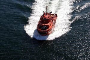 Trasladan al puerto de Algeciras a cinco personas de una patera rescatada en aguas del Estrecho