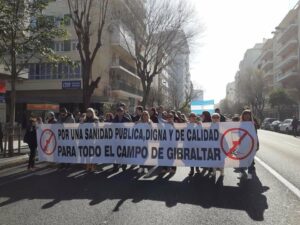 Unos 200 campogibraltareños acuden a la manifestación por la sanidad pública de Cádiz