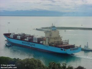 El buque Maersk Batur es remolcado hasta Cernaval tras estar a la deriva en la zona de Tarifa