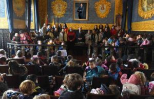 Alumnos de la Escuela Infantil El Faro visitan el Salón de Plenos del Ayuntamiento