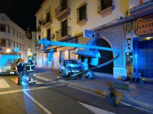 Un aparatoso accidente contra un semáforo obliga a reordenar el tráfico en el Secano