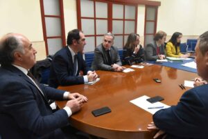 Emalgesa estudia junto a profesionales cómo reducir los vertidos en el Paseo de La Cornisa