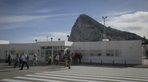 Intentan cruzar la frontera con Gibraltar para llevar a menores a centros escolares en el Peñón