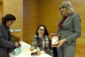 Ruth Lladó presenta su novela 'Crímenes en el Estrecho' ambientada en la Conferencia Internacional