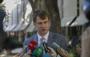 El embajador británico niega que el estatus de Gibraltar cambie y espera que siga la fluidez en la Verja