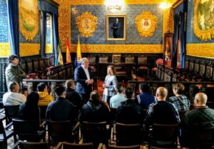 Alumnos del centro penitenciaro Botafuegos visitan el Salón de Plenos del Ayuntamiento