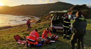 Un hombre que cogía espárragos y una mujer que hacía senderismo, rescatados tras sendas caídas