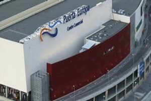 Desalojan el centro comercial Puerta Europa como consecuencia de un incendio en un transformador