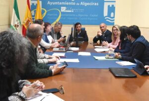 El Ayuntamiento renovará los juegos y el pavimento de caucho de varios parques infantiles