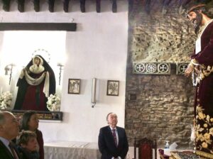 El alcalde cumple con la tradición y participa en el tradicional Besapié al Cristo de Medinaceli