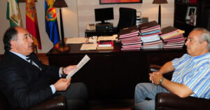 Landaluce defiende la política de honores y distinciones del Ayuntamiento