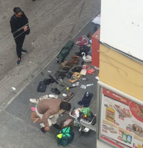 El mercadillo ilegal de la calle José Santacana desafía las restricciones de circulación