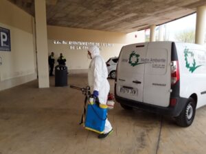 Una empresa especializada desinfecta el Ayuntamiento de La Línea tras el positivo de un trabajador