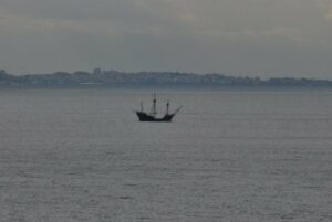 La Nao Victoria cruza el Estrecho de Gibraltar de regreso a su base en Sevilla