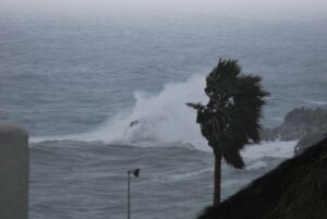 Mantienen la alerta amarilla en el Estrecho por fuertes vientos de hasta 80 km/h