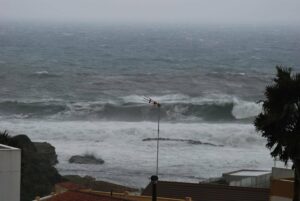 Previsto aviso amarillo por oleaje este martes en el litoral y en el Estrecho