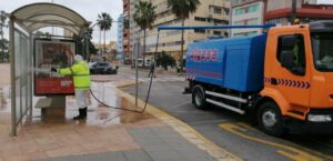 El Ayuntamiento intensifica la desinfección de calles, mobiliario urbano y accesos a centros oficiales
