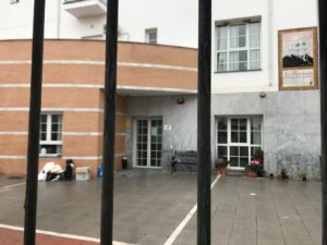 Los mayores de Alcalá podrían volver el lunes a su residencia tras más de un mes en La Línea