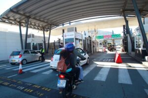 El paso por la frontera de Gibraltar baja de 30.000 a 2.000 personas y de 10.000 a 1.000 vehículos