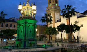 La plaza Alta se ilumina de verde para rendir homenaje a los profesionales sanitarios
