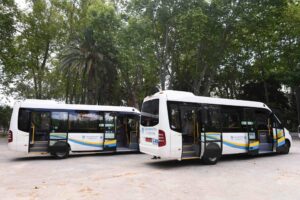 Algesa compra dos microbuses y los presenta en el parque y en campaña electoral