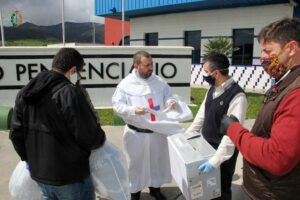 La Iglesia entrega 2.500 mascarillas donadas por los fieles para la prisión de Botafuegos
