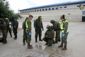 Efectivos del Racta 4 desinfectan las instalaciones de la prisión de Botafuegos