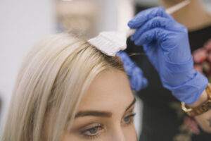Tintarse el pelo en casa durante el confinamiento