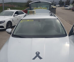 Los taxis de Algeciras colocan un crespón negro en señal de duelo por las muertes del coronavirus