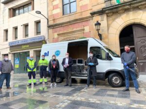 El Ayuntamiento entrega 10 equipos informáticos a estudiantes del 'Juan Ramón Jimenez' y 'Al-Yazirat'