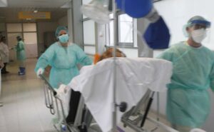 Andalucía baja de los 35 ingresados en UCI, cuatro menos en 24 horas, y registra 129 hospitalizados