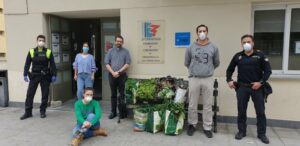 Policía Local colabora con el CEIP 'San Bernardo' en la recolección de productos del huerto escolar