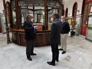 El Ayuntamiento recibe 200 pantallas faciales donadas por la empresa 'Logística 360'