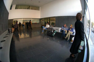 El Ayuntamiento vuelve a repartir mascarillas entre los usuarios del transporte público