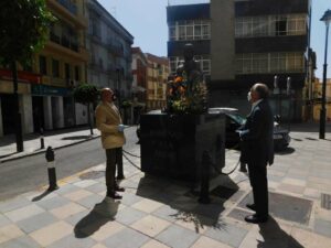 El alcalde conmemora el Día de la Madre con una ofrenda de flores