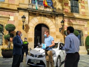 El Ayuntamiento facilita mascarillas a conductores y usuarios de Radio Taxi Algeciras