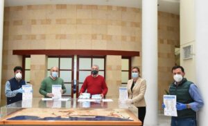 El Ayuntamiento entrega mascarillas y cartelería a los comerciantes de la zona centro