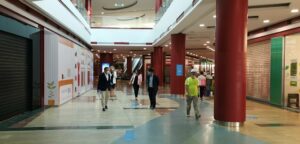 El centro comercial 'Puerta Europa' se prepara para abrir el lunes a excepción del cine