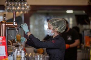 Entrar y consumir dentro de los bares de la comarca ya será posible a partir de este lunes