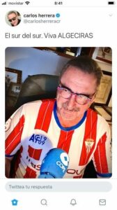 Carlos Herrera hace su programa de radio con la camiseta del Algeciras C.F