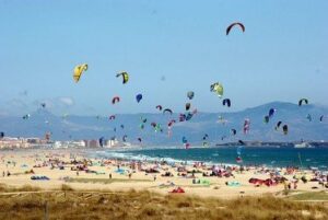 Dos personas resultan heridas al colisionar con sus kites en la playa de Valdevaqueros