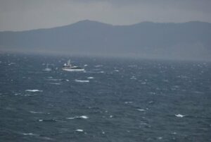 Buscan a un pescador marroquí residente en España que cayó al mar en aguas del Estrecho