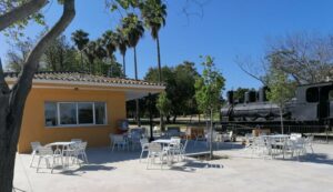 El Tardeo abre en el parque del tren de Los Barrios un espacio único para el ocio en la comarca