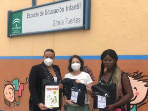 Fundación Cajasol y Fundación La Caixa entregan material escolar al CEIP 'Gloria Fuertes'