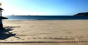 Comienzan los trabajos de reperfilado, movimiento de arenas y adecentamiento en la playa de Getares