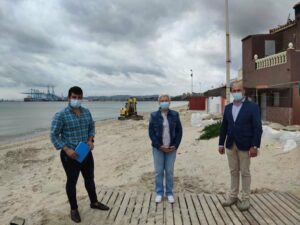 El Ayuntamiento lleva a cabo movimientos de arena en la playa del Rinconcillo para su puesta a punto