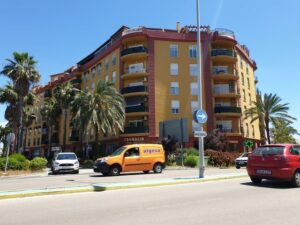 Un menor de 13 años cae desde un cuarto piso de la Avenida Virgen de La Palma