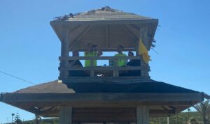 Rescatados dos menores en una tabla de surf que ignoraron la bandera roja en la playa de Torreguadiaro