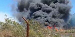 Extinguen un incendio de matorral en una zona próxima al hospital de L Línea