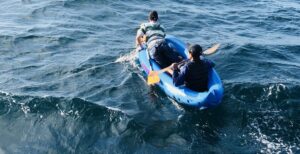 Trasladan a Algeciras a cinco migrantes que cruzaban el Estrecho en dos kayaks